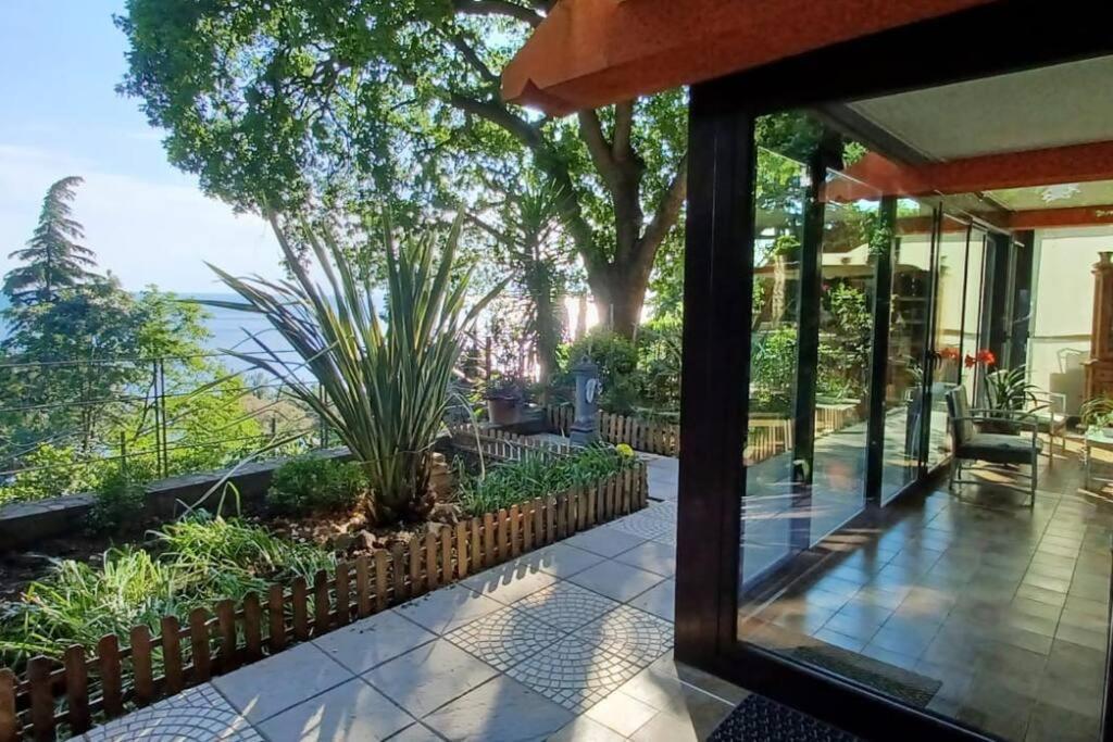 Brezza Marina - Appartamento In Villa Fronte Mare 的里雅斯特 外观 照片