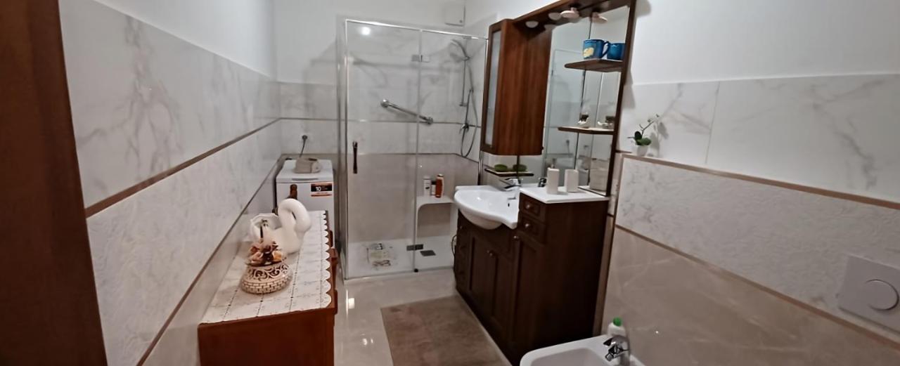 Brezza Marina - Appartamento In Villa Fronte Mare 的里雅斯特 外观 照片